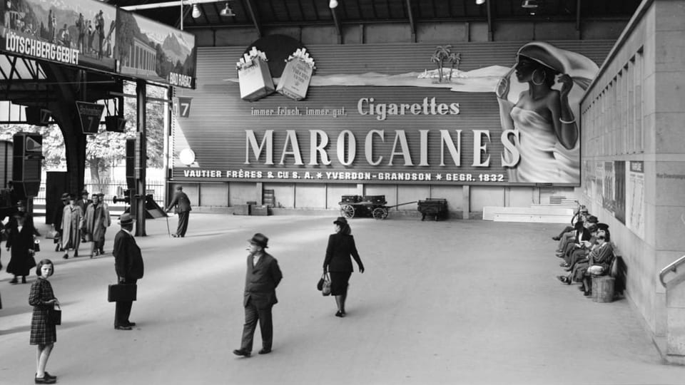 Reklame der Zigarettenmarke Marocaines in der Zürcher Bahnhofshalle.