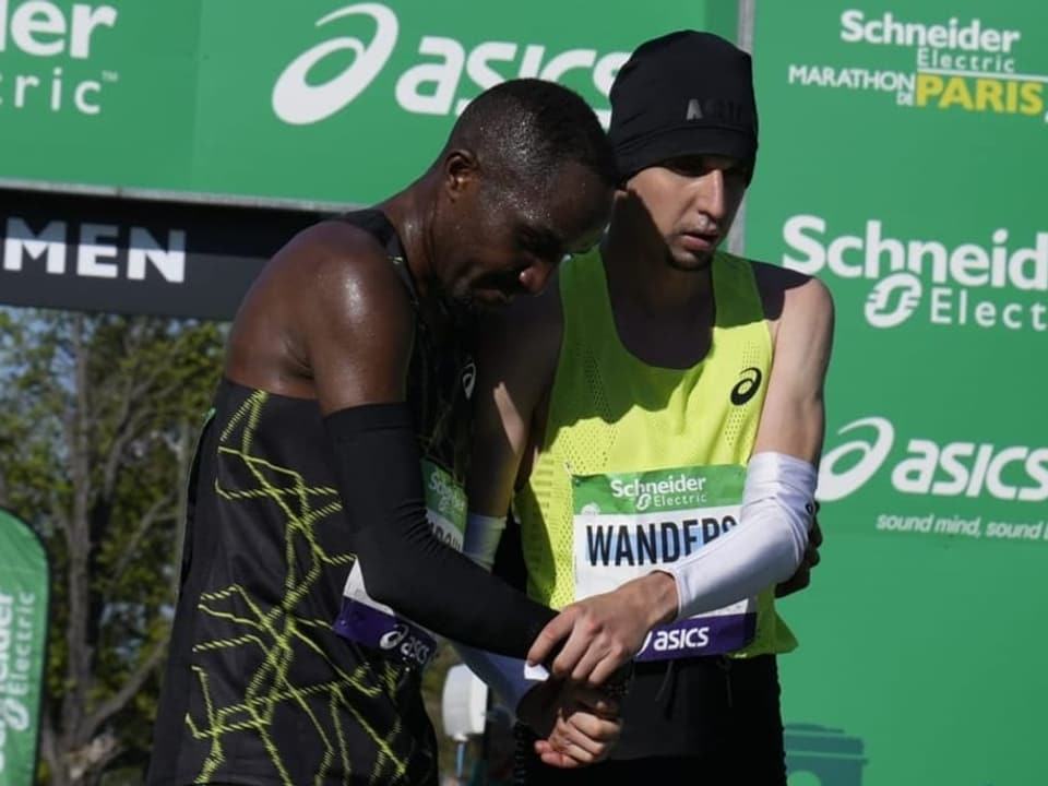 Nach schwierigem Rennen Julien Wanders im Ziel des Paris-Marathons.