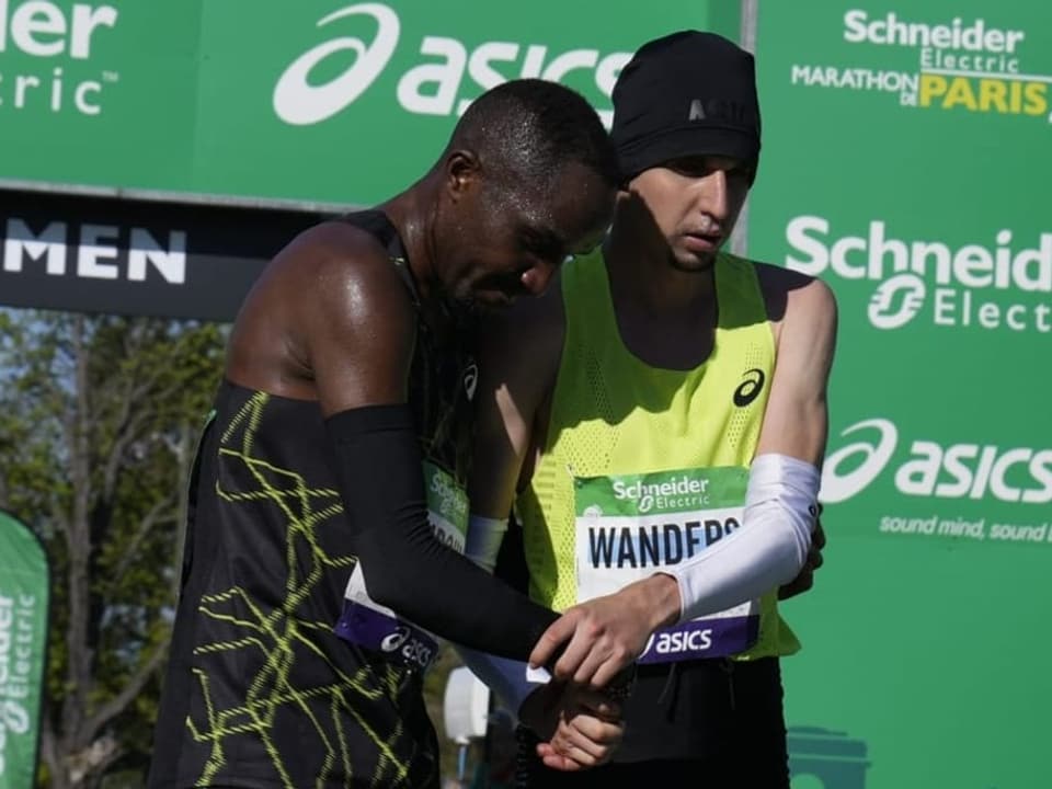 Julien Wanders im Ziel des Paris-Marathons.