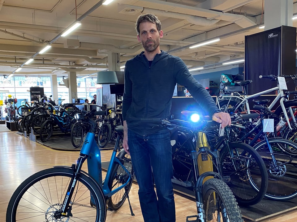 Marius Graber, Technikredaktor beim Velojournal, informiert über das Tagfahrlicht für E-Bikes. 