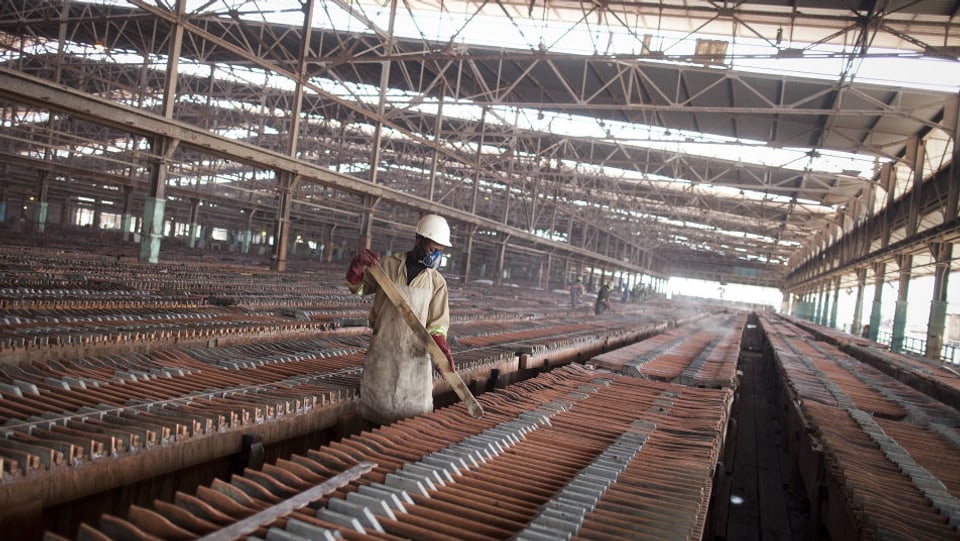Arbeiter bearbeitet in einer Fabrik Kupferplatten