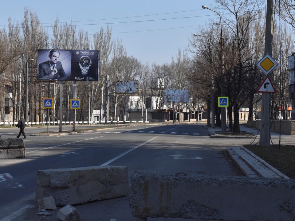 Barrikaden auf einer Strasse in Richtung Donezk