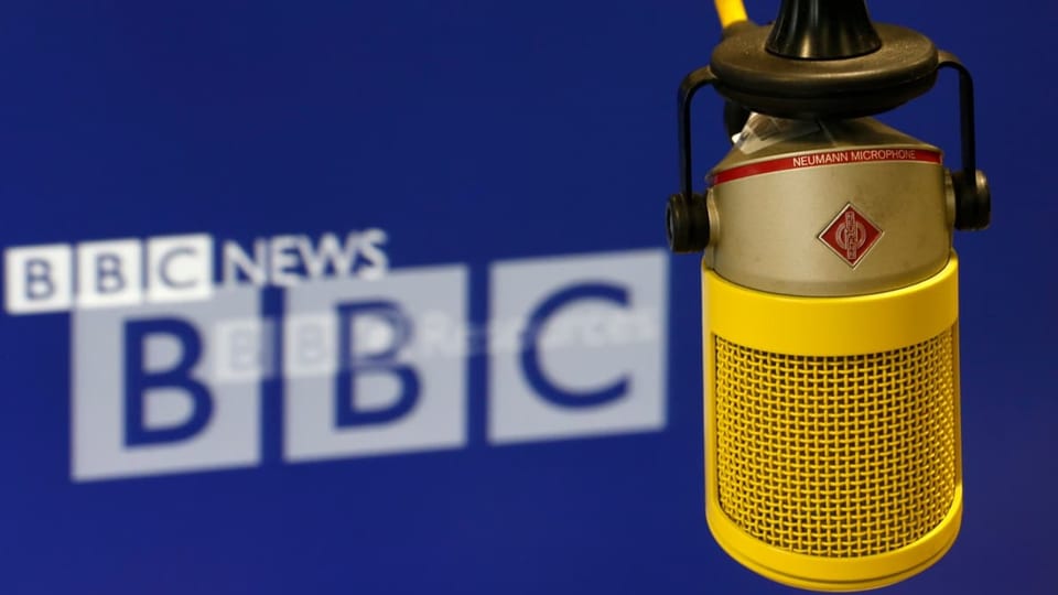 Symbolbild: Mikrofon und BBC-Logo.