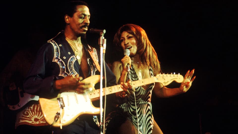 Tina Turner auf der Bühne an der Seite von Ike Turner.