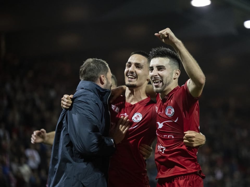 In der Super League angekommen Fussballspieler jubeln