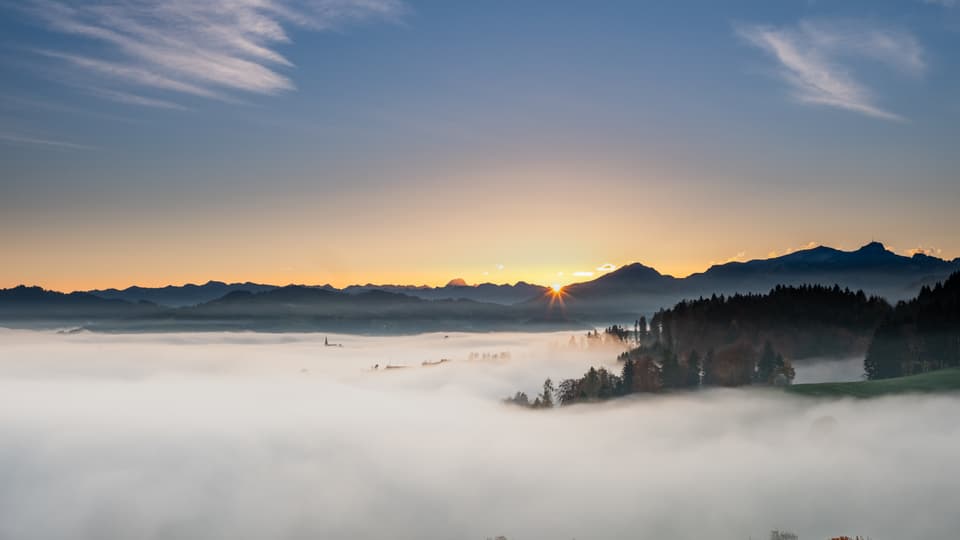 Blick von Herisau nach Osten über den Nebel zur aufgehenden Sonne.