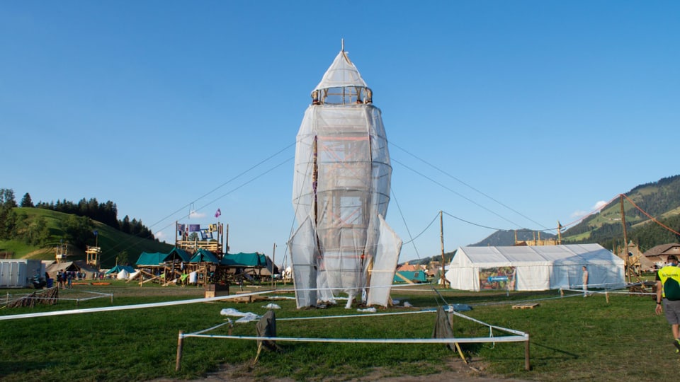 Die Pfadfinder im Kantonslager «LUpiter 18» haben eine zwölf Meter hohe Rakete gebaut.