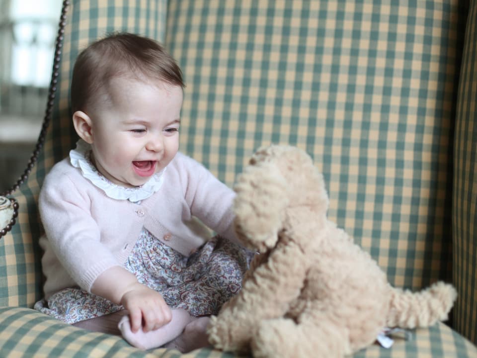 Prinzessin Charlotte spielt mit einem Plüschhund
