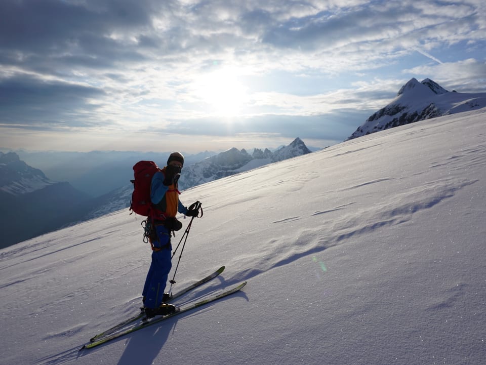 Ein Skitourengänger fotografiert den Fotografen.