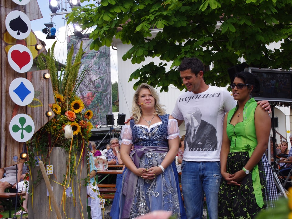 Monique, Roman Kilchsperger und Sarah-Jane beim Hau den Lukas