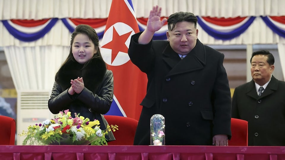Der nordkoreanische Machthaber Kim Jong un mit seiner Tochter.