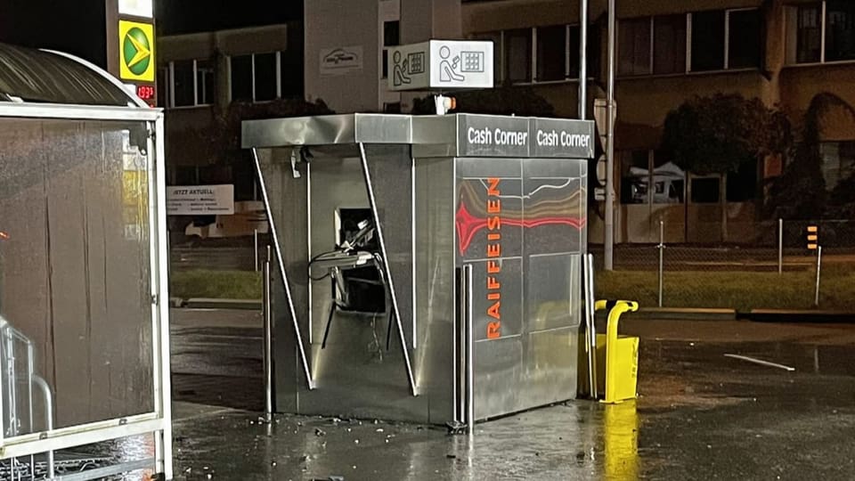 Der silbern eingehüllte Bancomat ist gesprengt. Er steht in der Nähe einer Tankstelle.