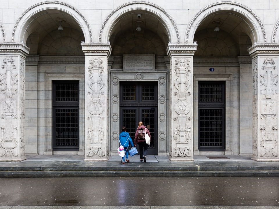 Anna Zöllig und SRF Kinderreporter Simon (11) sind in Zürich vor der Schweizer Nationalbank. 