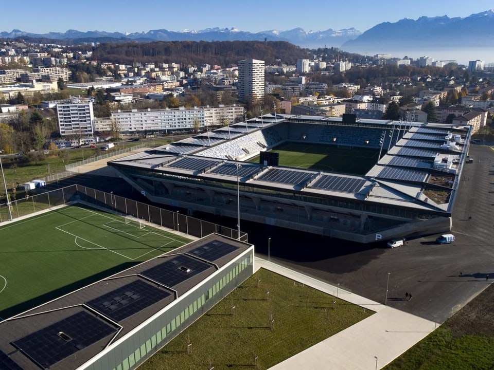 Das Stadion von oben. Im Hintergrund sind die Alpen zu sehen.