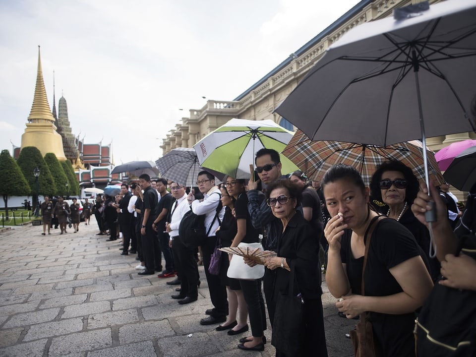 In Bangkok stehen Tausende Menschen an, um an der Zeremonie für die rituelle Leichenwaschung des verstorbenen Königs teilzunehmen. (getty images)