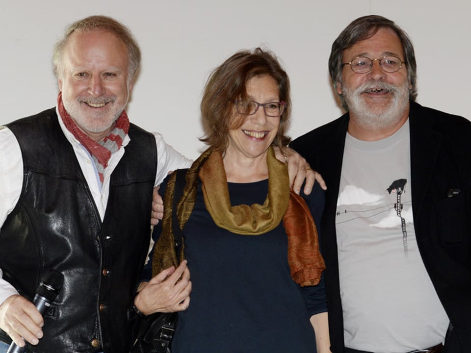 Peter, Sue und Marc posieren 2015 für ein Gruppenbild.