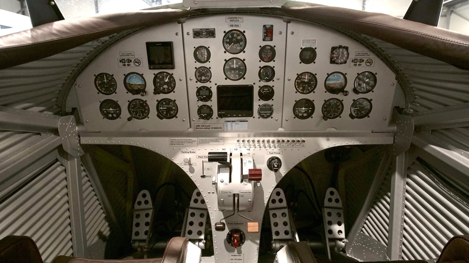Cockpit einer Replika der F 13, mit viel mehr Anzeigen und Schaltern. 