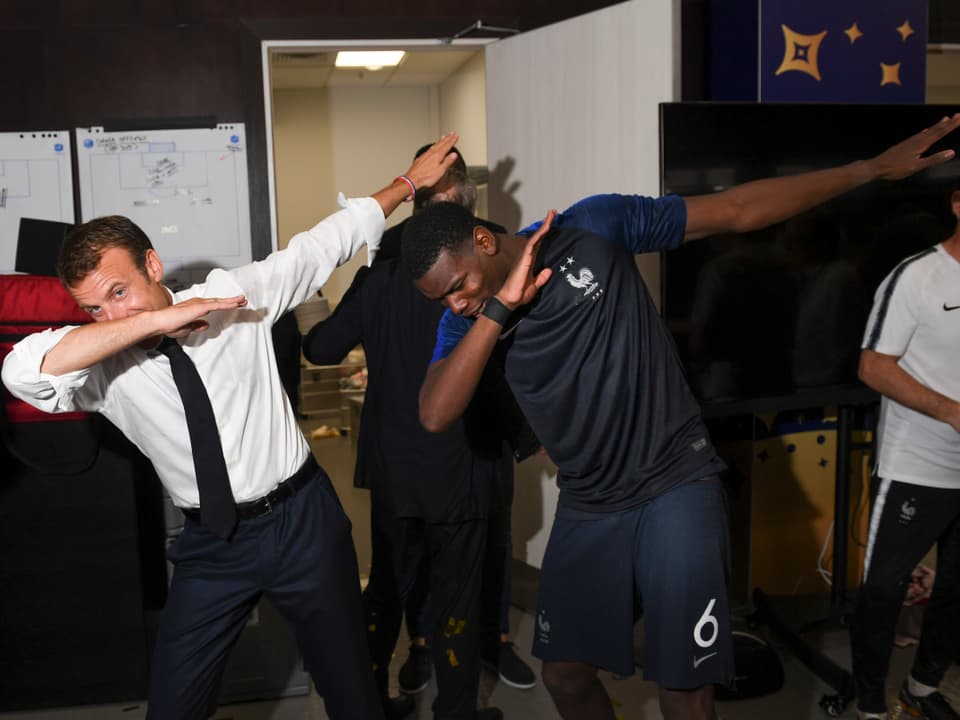 Frankreichs Staatspräsident Emmanuel Macron und der Mittelfeldspieler Paul Pogba feiern den Titel mit dem «Dab».
