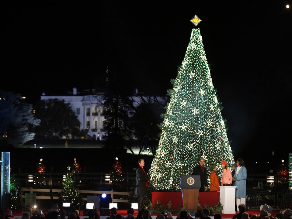 Familie Obama vor dem erleuchteten Weihnachtsbaum