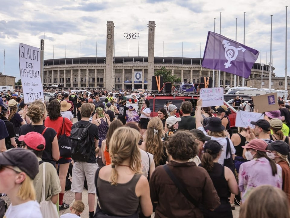 Eine gruppe von Protestierenden vor dem Olympiastadion in Berlin.
