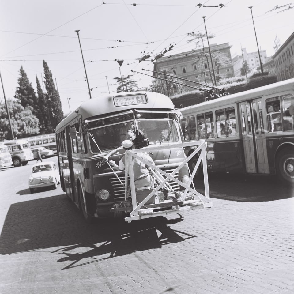 Autobusszene mit einer Balkenkonstruktion vor dem Bus, auf welcher sich der Kameramann und die Kamera befinden um Aufnahmen während der Fahrt zu machen.