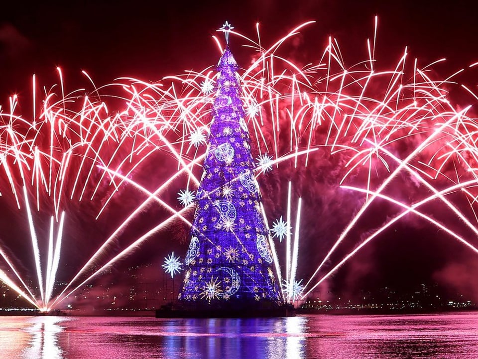 Rekord-Weihnachtsbaum mit Feuerwerk