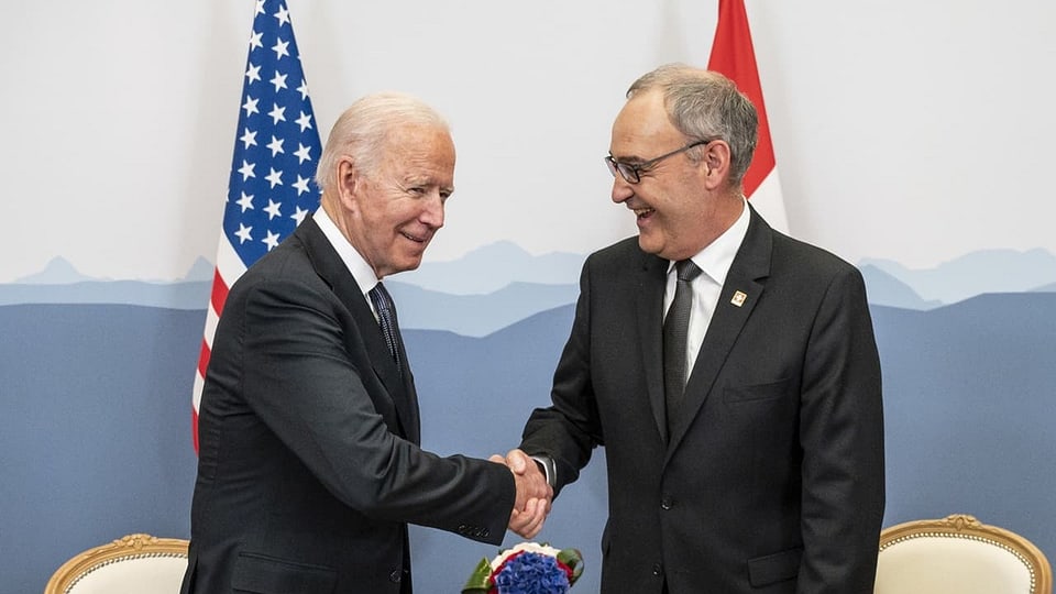 Biden und Parmelin schütteln sich die Hände.