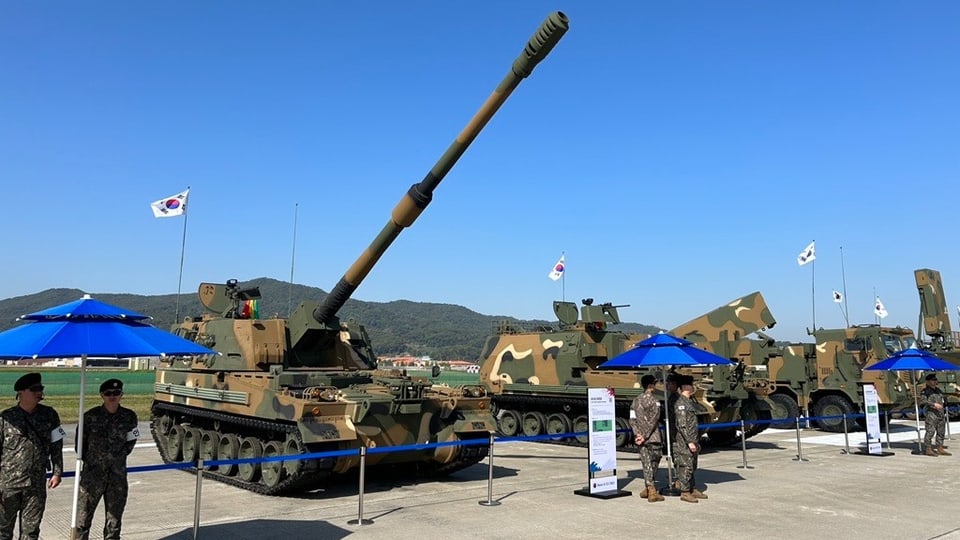 An einer Rüstungsmesse sind koreanische Panzerhaubitzen K9 ausgestellt.