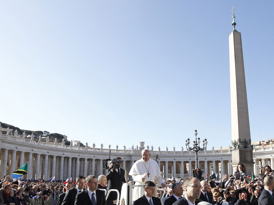 Papst Franziskus kommt auf dem Petersplatz an.