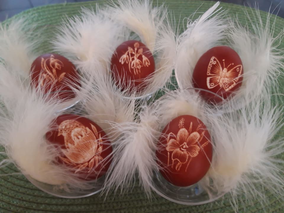 Selbst geritzte Eier, gefärbt mit Zwiebelschale.