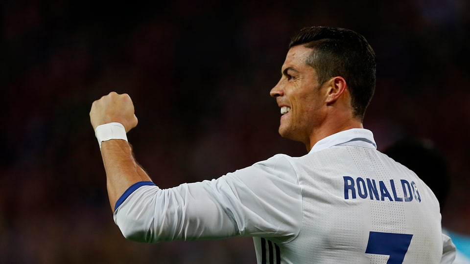 Der portgiesische Fussballspieler Cristiano Ronaldo ballt die Faust und lacht.