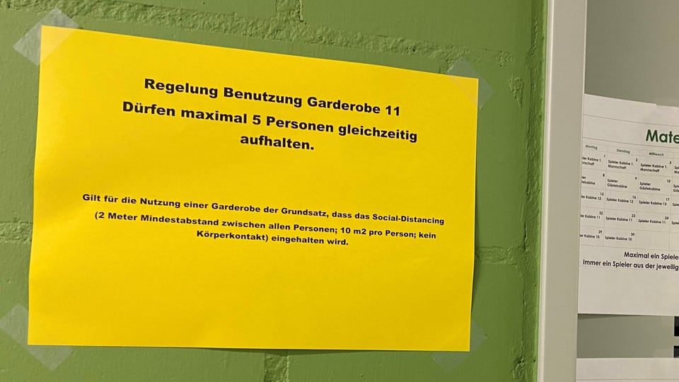 Plakat vor der Garderobe, das auf die Hygieneregeln hinweist.