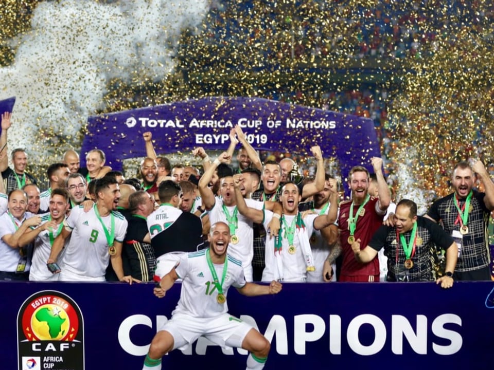 Die algerische Nationalmannschaft feiert ihren Finalsieg gegen Kamerun beim Afrika-Cup 2019. 