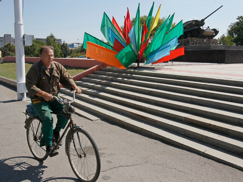 Fahrradfahrer vor Panzerdenkmal