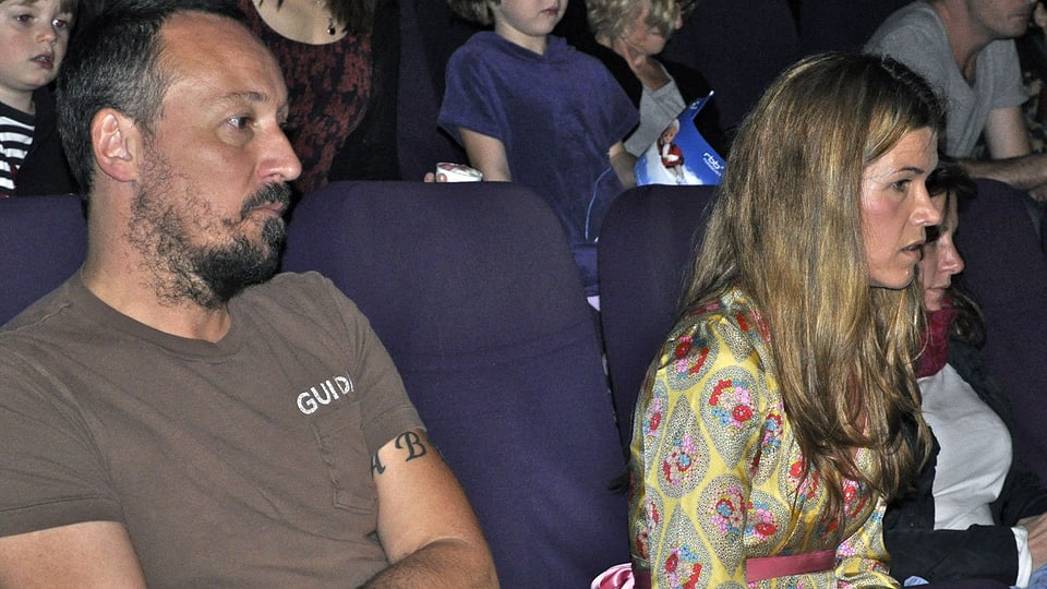 Claus Fischer und Anke Engelke in einem Kino sitzend.