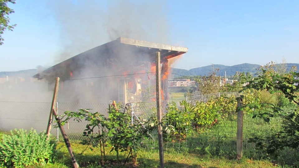 Gartenhaus in Flammen