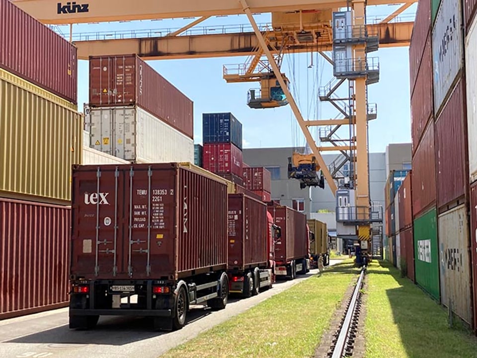 Container werden auf wartende Lastwagen verladen