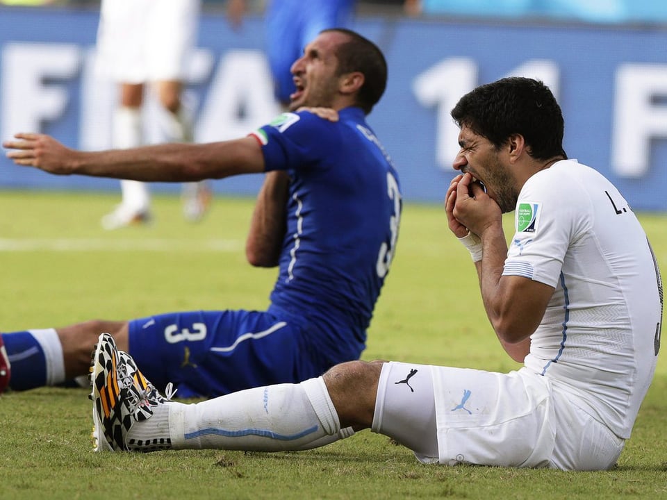 Chiellini motzt, Suarez hält sich die Zähne