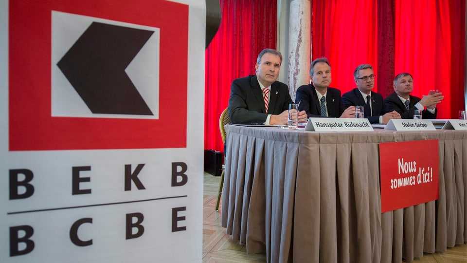 Logo der BEKB und die Geschäftsleitung mit CEO Hanspeter Rüfenacht an der Bilanzmedienkonferenz 2013.