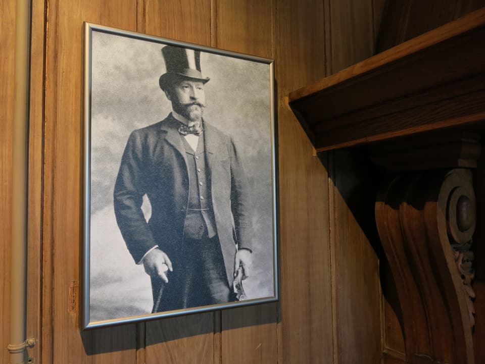 Altes Portraitfoto von Sir Ernest Cassel an einer Holzwand.