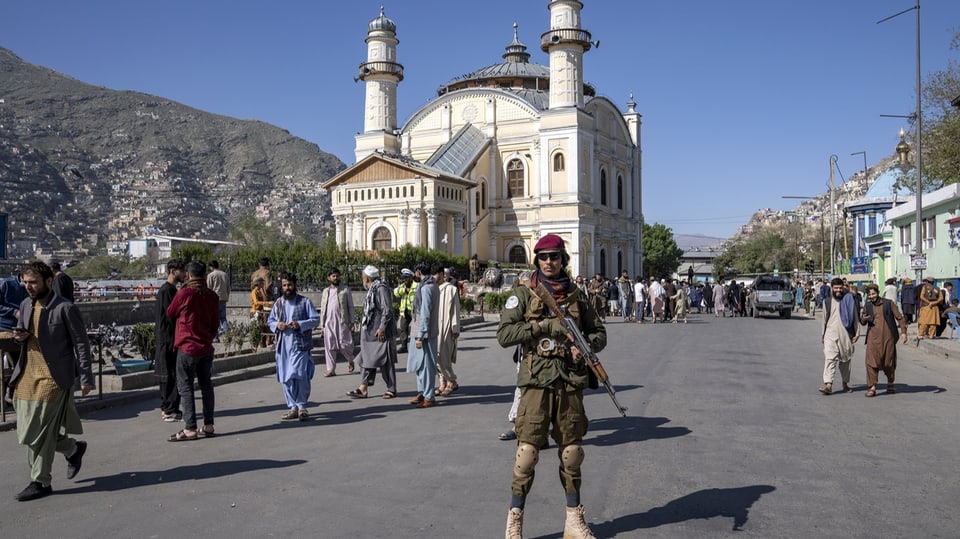 Ein Taliban-Soldat vor einer Moschee