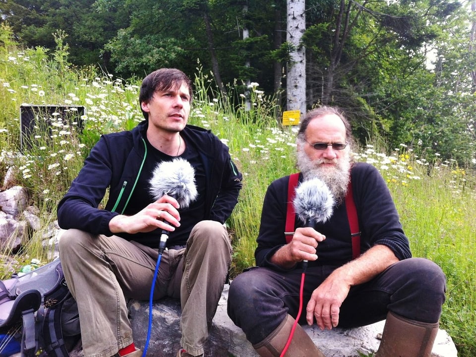 Journalist und Rochat mit Mikrofonen in der Hand 