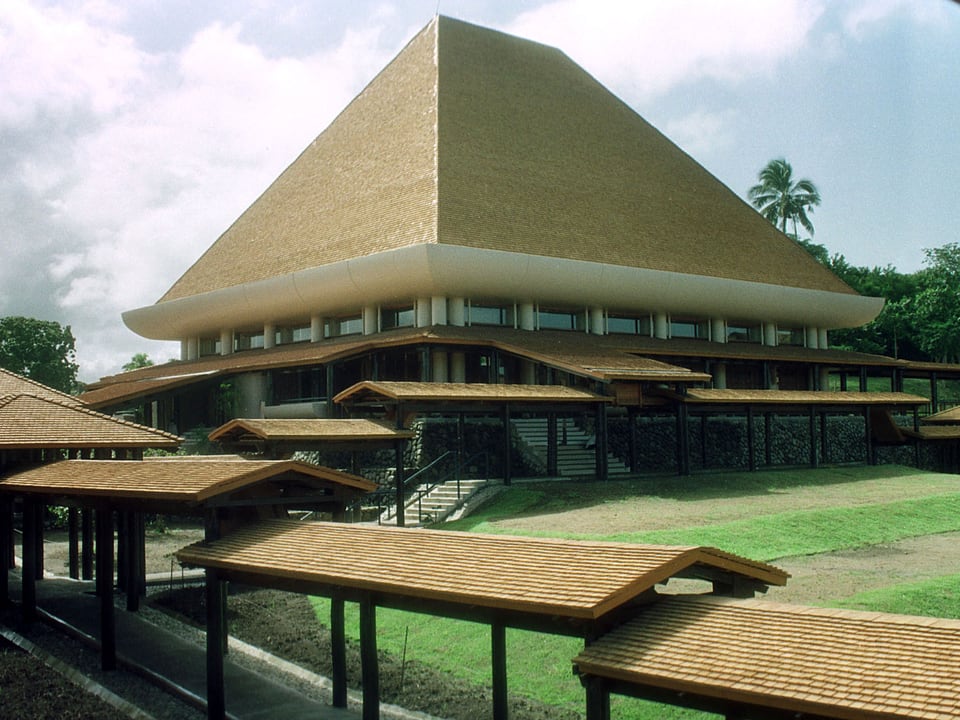 Das Parlamentsgebäude der Republik Fidschi zeichnet sich durch sein grosses Dach aus.