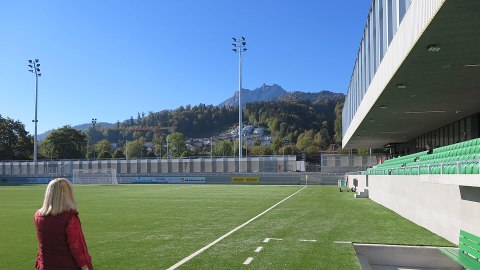 Das Spielfeld des neuen Stadions Kleinfeld in Kriens mit Blick auf den Pilatus.