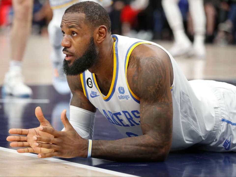 Endlich nicht mehr am Boden? LeBron James liegt am Boden