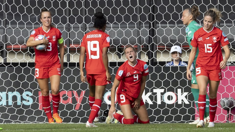 Fussballspielerinnen der Nationalmannschaft auf dem Feld. 