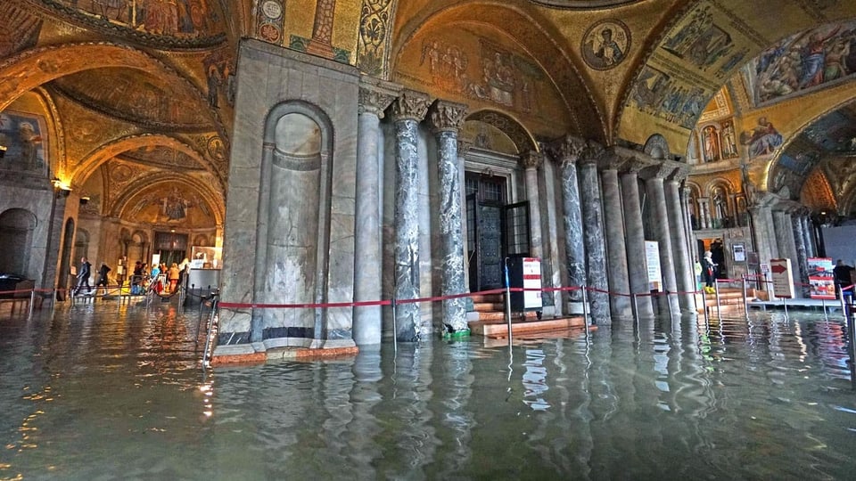Ein reich verzierter Innenraum einer Kirche steht unter Wasser.
