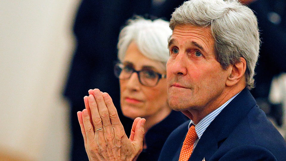 Kerry faltet die Hände