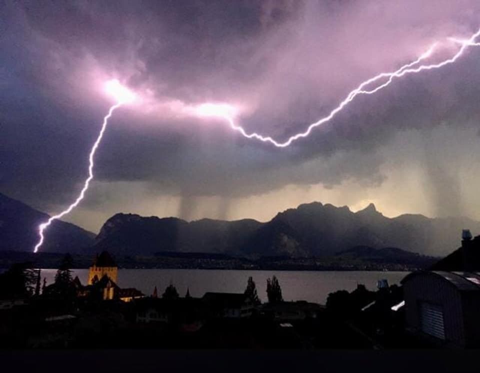 Oberhofen am Thunersee/BE Blitzeinschlag.