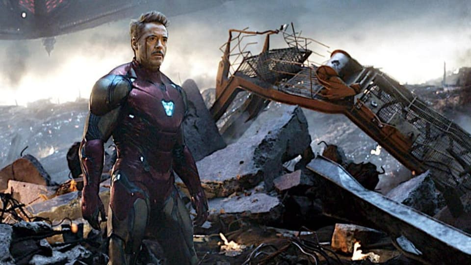 Iron Man steht vor einem Trümmerhaufen und ist vom Kampf gezeichnet.